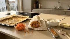 Karottenrolle mit Sahnecreme und weißer Schokolade: In 15 Minuten gebacken – und der Biskuit bleibt ganz