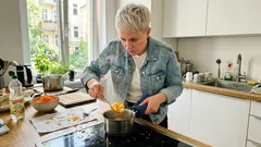 So färbst du Ostereier natürlich mit Karotten – der Gold-Orange-Trick aus der Küche