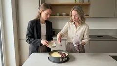 Quarkauflauf mit Kirschen: Der Grieß-Kniff für saftige, schnittfeste Stücke