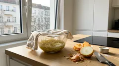 So wird Zwiebelsalat in 10 Minuten überraschend mild — und passt zu fast allem