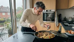 Fleischbällchen-Reis-Pfanne aus einer Pfanne: Saftige Bällchen, aromatischer Reis – und kaum Abwasch