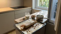 Zuckerfreie Keto-Tortenrolle wie aus der Konditorei: Nussbiskuit, Vanillecreme und der Kniff für saubere Scheiben