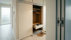 Schiebetür oder Drehtür beim Kleiderschrank: Welche Lösung wirklich passt – und drei Alternativen, die man leicht übersieht