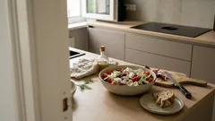 Griechischer Salat mit grüner Kräutercreme: So schmeckt der Klassiker nach Frühling