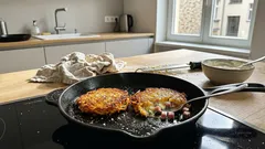 Kartoffelpuffer mit Käse und Schinken: Knusprig, saftig und mit überraschendem Kern