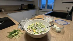 Oliviersalat mal frühlingsleicht: Hähnchenbrust, Gurke und ein cremiges Joghurt-Dressing