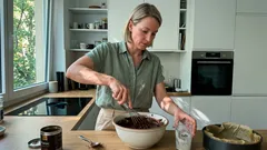 Schokoladenbiskuit ohne Waage: Der Glas-Trick für einen saftigen, schnittfesten Boden