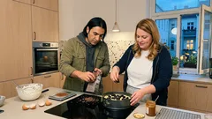 Schoko-Mürbeteigkuchen mit Quark, Trockenpflaumen und Karamell: Der kleine Schritt vor dem Anschneiden